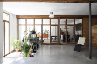 Bijzonder instapklare ruime en rustig gelegen loft (169 m2 ) met zicht op water en achterzijde keizerspark...<br /><br />KIJKDAGEN op 17/20 juni en 1 juli<br /><br />Op de grens Gent - Gentbrugge - Bijzonder ruime loft(169 m2 bvo), 1 tot 2 slaapkamers mogelijk.<br /> <br />Voor meer informatie, mail naar mathieu@kaaivastgoed.be of bel 0478 40 44 60<br /> <br />Dit historisch pand uit 1905 werd structureel aangepakt in 2010 en omgevormd naar een unieke architectenwoonst met kantoorruimte. Tot op vandaag werd het bewoond door architecten. Uniek is de volledig open en multifunctionele ruimte die rechtstreeks via de Scheldekaai toegankelijk is. Hierbij werden de oorspronkelijke industriële elementen en balken behouden met als resultaat een open en lichtrijk geheel, polyvalente ruimtelijkheid, … Dit in een kleinschalig gebouw met slechts 3 entiteiten.<br /> <br />Kers op de taart is de locatie. Rustig gelegen op een tamme steenworp van het Keizerspark en de Keizersparkbrug met een directe verbinding naar de visserij en centrum Gent. Op vijf minuten slenteren van de tramhalte. <br />Hier vinden we een open ruimte met 3 compartimenten en verschillende mogelijkheden tot indeling. Dit is een absolute buitenkans voor wie op zoek is naar een atypisch pand met gevoel voor esthetiek, oppervlakte, parkeermogelijkheid, een goed EPC en dit alles in het stadscentrum.<br /><br />Bij enige en eigen woning bedragen de registratierechten slechts 2%. <br /><br />De prijs is een startprijs. Alle biedingen worden aan de verkoper voorgelegd. <br /><br /><br />