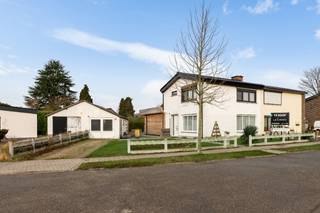 Zeer gunstig gelegen HOB in een residentiële woonwijk!  Dit huis bevindt zich in een zeer kindvriendelijke omgeving in een doodlopende...