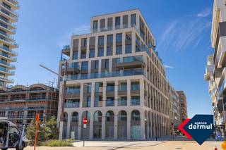 Op de hoek van de Victorialaan en de Fortstraat verrijst residentie Arcade, een luxueus woonproject met tijdloze architectuur. Dankzij de elegante vormgeving en stijlvolle verspringingen straalt dit gebouw pure klasse uit. Vanuit uw appartement geniet u van een adembenemend uitzicht op CentralPark@Sea, een unieke troef die elke dag opnieuw voor een instant vakantiegevoel zorgt. Dit appartement op de vierde verdieping beschikt over twee ruime slaapkamers en werd afgewerkt met kwaliteitsvolle materialen, wat garant staat voor een hoge afwerkingsgraad en een instapklare woonervaring. Daarnaast beschikt het gebouw over een gemeenschappelijke fietsenberging, wat zorgt voor extra comfort en gemak. Laat u verleiden door de combinatie van stijlvol wonen en ultiem wooncomfort. Contacteer ons vandaag nog voor meer informatie of een bezoek aan deze exclusieve wooneenheid. Verkoop onder btw stelsel.