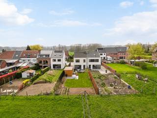 <strong>KIJKDAG ZA. 30 MEI (VM) - </strong>Voor meer informatie of een bezoek: mail naar stephanie@immodelestre.be. <strong>De aankoop gebeurt onder registratierechten en NIET onder het btw-stelsel. </strong>In een rustige omgeving, op <strong>een perceel van 467 m² met zicht op agrarisch gebied </strong>en vlak bij het centrum van Nederhasselt bevindt zich deze <strong>BEN-quasi nieuwbouwwoning (bouwjaar 2021) </strong>met moderne architectuur en <strong>zicht op groen</strong>. Dankzij de installatie van <strong>vloerverwarming, 12 zonnepanelen, een ventilatiesysteem en doorgedreven isolatie behaalt de woning een uitstekende EPC-score: label A (22 kWh/m²)</strong>. Dit resulteert in een bijzonder lage energiekost en maakt van deze woning een echte BEN-woning. Deze instapklare woning combineert hedendaags comfort met verrassend veel ruimte en een vlotte bereikbaarheid, in de directe nabijheid van natuur. Op het gelijkvloers vindt u een inkomhal met gastentoilet en vestiaire, een ruime technische berging, vestiaire en een lichtrijke leefruimte met open keuken en berging naast de keuken. De keuken is volledig uitgerust en vloeit naadloos over in het terras en de tuin (met verlichting) en tuinhuis (van Lovillen). Op de 1e verdieping bevinden zich <strong>3 slaapkamers en een ingerichte badkamer.</strong> Mits het plaatsen van een vaste trap kan <strong>de zolder nog omgevormd worden tot een vierde slaapkamer of hobbyruimte. </strong>De elektriciteit is CONFORM. Verder beschikt de woning over een regenwaterput van 5.000 L, vliegenramen, een waterontharder en een tuinhuis op maat van LOVILLEN.<br /><strong>De oprit biedt plaats voor meerdere wagens. </strong>Samengevat betreft dit een energiezuinige en instapklare woning die een mooie opportuniteit vormt voor wie op zoek is naar een toekomstgerichte gezinswoning in de regio Groot-Ninove.<br />