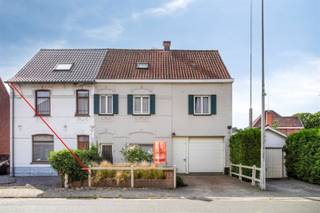 <p><span>Te renoveren woning in het centrum van Anzegem</span></p><p><span> </span></p><p><span>Indeling : </span></p><p><span>inkom, living met haard, zitplaats en een extra uitbouw, ideaal voor een extra tv-hoek of eetplaats,</span></p><p><span>keuken en badkamer. </span></p><p><span>Op het verdiep zijn er 4 slaapkamers. Uitbreiding van slaapkamers mogelijk in de zolder. </span></p><p><span>Er is tevens een kelder  en grote garage aanwezig met elektrische poort. </span></p><p><span>Onderhoudsvriendelijke tuin met groot zuidgericht terras en aanhorigheden. </span></p><p><span>2 regenputten van 7000 L.</span></p><p><span> </span></p><p><span>Deze statige woning met heel wat volumes is gunstig gelegen nabij het station van Anzegem met goede bereikbaarheid naar Waregem en Anzegem.</span></p><p><span> </span></p><p><span>Maak je afspraak via jurgen@immodhondt.be</span></p><p><span> </span></p><p><span> </span></p><p><span> </span></p><p><span> </span></p>