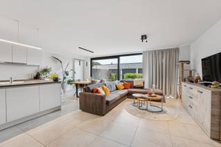Recent gebouwd, modern afgewerkt en perfect gelegen appartement in Meulebeke! Dit stijlvolle appartement beschikt over twee slaapkamers en is voorzien van luxe afwerkingen die comfort en gezelligheid combineren. <br /><br />Dankzij de ideale indeling en het grote woonvolume is dit de perfecte plek om zorgeloos te genieten van je thuiskomst. Bovendien biedt het appartement een extra ruime staanplaats aan de achterzijde van de residentie.<br /><br />Indeling van het appartement:<br />Inkomhal met gastentoilet, leefruimte met open keuken (volledig uitgerust), berging, twee slaapkamers, badkamer, mooi zonneterras. Parkeerplaats. <br /><br />Enkele troeven:<br />- Energiezuinig, <br />- Gelijkvloers appartement, slechts één ander appartement heeft dezelfde ingang,<br />- Instapklaar,<br />- Ruim terras.<br /><br />Contacteer ons voor u uw persoonlijk bezoek in dit prachtige appartement!