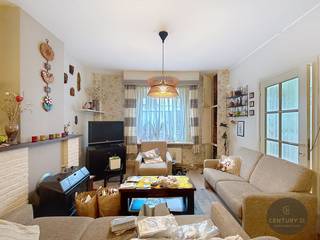 Te renoveren ruime woning met 4 slaapkamers in het hart van Oud-Knokke – Albertlaan 21<br /><br />Deze ruime woning is ideaal gelegen in het charmante Oud-Knokke, vlak bij de Groentenmarkt en op wandelafstand van de Lippenslaan, winkels, horeca en alle nodige faciliteiten.<br /><br />Indeling:<br />Bij het betreden van de woning komt u in de inkomhal die toegang biedt tot de gezellige woonkamer en eetplaats. Verder bevindt zich op het gelijkvloers een ingerichte keuken, een afzonderlijk toilet en een praktische wasplaats. Boven de wasplaats, in het bijgebouw, bevindt zich een eerste slaapkamer. Daarnaast is er een ruime berging, een buitenberging en een aangenaam tuintje.<br /><br />Op de eerste verdieping vindt u een slaapkamer, een ruimte voorzien voor een toilet en een badkamer die is opgesplitst in een douchekamer met toilet en een aparte badkamer.<br />De tweede verdieping beschikt over nog twee volwaardige slaapkamers.<br /><br />Deze woning biedt tal van mogelijkheden voor wie op zoek is naar een renovatieproject met ruimte, een centrale ligging en veel potentieel in Knokke.