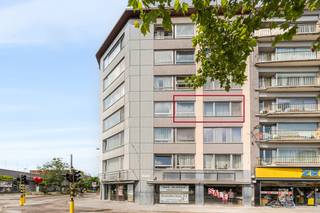 <p>Bent u op zoek naar een verzorgd appartement op een centrale locatie? Dan is dit instapklare appartement zeker een bezoek waard.<br /><br />De ligging is een absolute troef. Op wandelafstand bevindt zich het prachtige Rivierenhof, ideaal voor een ontspannende wandeling, een sportieve activiteit of een gezellige picknick. Bovendien geniet u van een uitstekende bereikbaarheid dankzij de nabijheid van winkels, scholen en openbaar vervoer, waardoor u alle dagelijkse voorzieningen binnen handbereik hebt.<br /><br />Het appartement is netjes onderhouden en volledig instapklaar. Door de praktische indeling is het perfect geschikt voor zowel koppels, jonge gezinnen als investeerders.<br /><br />Belangrijkste ruimtes:</p>
• Woonkamer met aangename lichtinval<br />• Uitgeruste keuken<br />• Twee slaapkamers<br />• Badkamer met ligbad, wastafel in meube<br />• Apart toilet<br />• Wasplaats<br />• Terras achteraan<br /><br />Troeven:<br />• Gegeerde locatie nabij Rivierenhof<br />• Elektrische zonnewering<br />• Gemeenschappelijke fietsenstalling en ruime privatieve kelder<br /><br />Neem vandaag nog contact op met je ERA-makelaar voor een bezoek. JOUW DROOMAPPARTEMENT. ZO GEVONDEN!