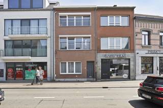 Vous recherchez une maison prête à emménager avec jardin au cœur de Kapellen ? Cette maison mitoyenne partiellement rénovée offre une quantité surprenante d'espace, de confort et de paix. Il se trouve à quelques pas des commerces, des transports en commun et des écoles.Vous entrez dans l'espace de vie lumineux par le hall d'entrée. À côté, vous trouverez la cuisine ouverte, finie en chêne clair avec un plan de travail en granit. Une lucarne et de grandes fenêtres apportent plus de lumière naturelle. Par la véranda, vous pouvez accéder au jardin facile à entretenir avec du gazon artificiel et offrant beaucoup d'intimité.Au rez-de-chaussée, vous trouverez également des toilettes pour invités et l'accès à un sous-sol spacieux et à une cave sanitaire. Très pratique comme espace de rangement supplémentaire.Au premier étage, vous trouverez une chambre spacieuse (20 m²) avec de hauts plafonds et une salle de bain rénovée avec douche, toilettes, lavabo et raccordement pour lave-linge et sèche-linge.Le deuxième étage propose deux autres chambres confortables (19 m² et 12 m²), l'une avec lavabo et l'autre avec une mezzanine supplémentaire (11 m²) sous le toit. La maison a été partiellement rénovée en 2017 : toit isolé, canalisations renouvelées, chaudière à gaz à condensation, cuisine et salle de bain rénovées, fenêtres en PVC avec double vitrage à l'avant, volets électriques et protection antichute.Détails :- Emplacement central- EPC favorable : 183 kWh/ (m² par an) - Label B- Volets avant électriques- Chambres spacieusesIntéressé par une visite sur place ? N'hésitez pas à nous contacter au 03 666 66 66 ou à laura.van.roy@dewaele.com