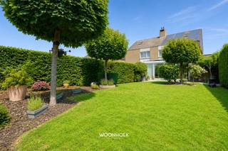 <p>Située au cœur de Saint-Nicolas, cette maison économe en énergie offre une opportunité d'investissement optimale. Le propriétaire actuel continuera à louer le bien à vie, ce qui garantit un revenu locatif stable et durable.</p><p>La maison vous accueille avec un hall d'entrée et un espace de vie lumineux. Celui-ci s'ouvre harmonieusement sur la cuisine et une véranda, qui relie naturellement l'intérieur et l'extérieur. Le jardin verdoyant et spacieux constitue un havre de paix propice à la détente. Le rez-de-chaussée abrite également un garage pratique.</p><p>Au premier étage, on trouve 3 chambres à coucher à part entière, avec la possibilité d’aménager 2 chambres supplémentaires. La maison bénéficie ainsi d’un agencement flexible et adapté à l’investissement. Une salle de bains avec douche, baignoire, lavabo encastré et WC est également prévue.</p><p>Sur le plan pratique, ce bien marque également des points. La maison est économe en énergie, dispose d’une installation électrique conforme et offre suffisamment d’espace. Son agencement bien pensé en fait un investissement intéressant à long terme.</p><p>Grâce à sa situation centrale, les commerces, les écoles et les axes routiers principaux sont facilement accessibles.</p><p>Chez Woonhoek Vastgoed, nous croyons en un accompagnement attentif et avisé. Ce logement est un exemple d’investissement judicieux grâce à son efficacité énergétique, son emplacement idéal et son jardin apaisant. Nous serons ravis de vous aider à découvrir ce que cet investissement peut signifier pour votre avenir.</p><p>Prenez rendez-vous en ligne, par téléphone au 09 310 77 07 ou par e-mail à l'adresse info@woonhoekvastgoed.be</p>