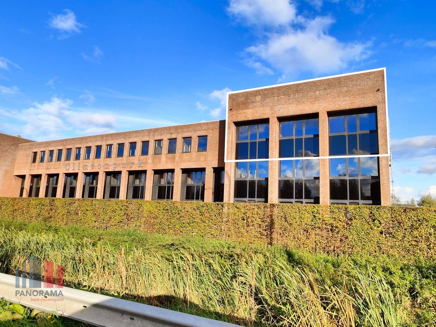 Kantoorruimte van 275 m² te huur - photo 1