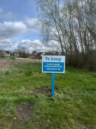 Bouwgrond te koop voor halfopen bebouwing met een totale oppervlakte van 450m². Reeds goedgekeurde bouwvergunning aanwezig, alsook...