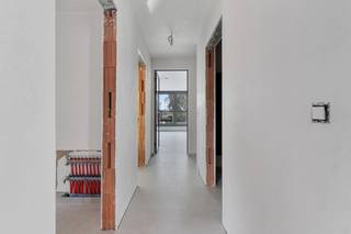 Dit moderne en kleinschalige gebouw vinden we terug in het centrum van Lichtaart met een vlotte verbinding naar omliggende gemeenten. Het gebouw bestaat uit drie standingvolle appartementen en is uitgerust met een lift en de meeste energiezuinige technieken (vloerverwarming, warmtepomp, ventilatie D, zonnepanelen).<br />Het appartement is zeer ruim en beschikt over 2 grote slaapkamers, een badkamer met zowel douche als ligbad, apart toilet, praktische wasplaats en een grote open leefruimte met een stijlvolle, volledig uitgeruste keuken met eiland. <br />Via de schuifdeur kan men het grote terras bereiken. Bij het appartement hoort ook een carport.<br />De appartementen zijn ook reeds volledig opgeschilderd.<br /><br />Maandelijke gemeenschappelijke kosten: € 50
