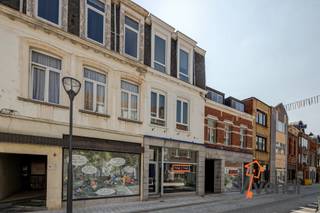 Pal in het centrum nabij de grote markt treft u dit ruime kantoor/winkelpand met een ruim magazijn en kelder.Het winkelpand met vitrine heeft een...