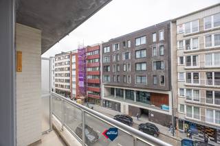 Ontdek deze centraal gelegen gemeubelde studio op de derde verdieping in de residentie Château Tropezina, ideaal als tweede verblijf, investering of vaste woonst aan zee. De studio bevindt zich vlakbij het bruisende centrum en op wandelafstand van de zee. Winkels, restaurants en openbaar vervoer zijn allemaal binnen handbereik, wat zorgt voor een optimaal comfort en gebruiksgemak. Dankzij de verkoop onder erfpacht biedt dit pand bovendien een interessante en toegankelijke opportuniteit voor wie wil investeren aan de kust. Interesse? Contacteer ons voor meer informatie of een bezoek ter plaatse.