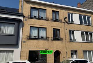 Dit ruim gelijkvloers éénslaapkamer appartement combineert ruimte, comfort en een centrale ligging in het hart van Oostende. Dankzij de aangelegde tuin + koer geniet u van een verrassende woonbeleving met veel licht en privacy.<br /><br />Gelegen in een centrale buurt van Oostende, dicht bij winkels, openbaar vervoer en alle dagelijkse voorzieningen. Alles wat u nodig hebt bevindt zich binnen handbereik, en het strand ligt op korte afstand.<br /><br />Dit appartement is perfect voor wie houdt van ruime, comfort én stadsleven, en tegelijk wil genieten van een instapklaar en opgefrist pand.<br /><br />€30/maand gemeenschappelijke kosten. Beschikbaar vanaf 15 juli 2026.<br /><br />Plan vandaag nog uw bezoek in.<br /><br />