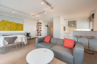 <u><strong>Res Park 58</strong></u><br /><br />Dit charmante appartement in Duinbergen biedt een bijzonder lichtrijke leefruimte waar de vernieuwde keuken en badkamer meteen het gevoel van comfort versterken. Het ruime terras vormt de absolute eyecatcher: een heerlijke plek om te genieten van de rust en het groene uitzicht op Park 58.<br /><br />Het appartement beschikt over twee slaapkamers. De hoofd­slaapkamer is volledig volwaardig, terwijl de tweede kamer momenteel is ingericht met een lollipop‑stapelbed. Wie liever een tweepersoonsbed plaatst, kan dat eenvoudig realiseren door de inbouwkast te verwijderen. Zo blijft de flexibiliteit behouden voor verschillende woonwensen.<br /><br />Een privatieve kelder hoort standaard bij het appartement, en wie extra gemak zoekt, kan optioneel een gesloten garagebox bij aankopen.<br /><br /><strong>Interesse in dit appartement in Duinbergen? </strong>Plan gerust een bezoekmoment of vraag meer info via contact opnemen.<br /><em>Ref: A754</em>