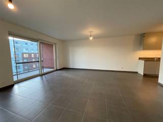 <p><span>Mooi gelegen appartement met zicht op de Leie.  Topligging.  Inkom, ruime living met open ingerichte keuken, groot terras, wasplaats, toilet, badkamer met inloopdouche, 2 slaapkamers, kelder en autostandplaats. CV via warmtenet. Gemeenschappelijke fietsenberging. Algemene onkosten 80 euro/maand. Epc A+ 28 kWh/m². Vrij vanaf 01/10/2026. Voor info of bezoek, tel 056.21.58.00 of www.immo-lvb.be.</span></p>