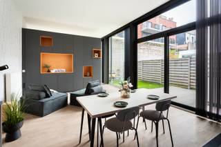 Uitstekend gelegen en zeer energie efficiënt gelijkvloers nieuwbouw appartement met tuin &amp; terras! Toplocatie op het eilandje, in een rustige straat met voldoende parkeergelegenheid.<br />Hoge plafonds (3,3m) geven een aangenaam ruimtegevoel en ramen tot aan het plafond geven extra veel licht. <br /><br />Onmiddellijk beschikbaar en 100% instapklaar, gordijnen en verlichting aanwezig. <br /><br />Indeling: <br />inkomhal met kasten, afzonderlijk toilet en ruime berging voor wasmachine &amp; droogkast, zeer ruime en lichte leefruimte op laminaat met zicht op de tuin en open volledig ingerichte keuken met grote frigo, oven, afwasmachine, kookvuur-dampkap. Badkamer met douche/ligbad en lavabo. 2 volwaardige slaapkamers (aan weerszijde van het appartement) <br />Extra berging in de kelder alsook aparte fietsenberging. <br />Uniek!- kom gerust zien en overtuig uzelf! <br /><br />Maandelijkse kosten 110 euro. <br />Alle verbruik met individuele meters.