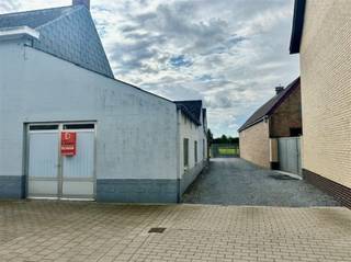 TE HUUR , loods (± 70m²)INDELING:Magazijn/opslagruimte met poort  ( 2,20 H - 2,40 B )BESTEMMINGSMOGELIJKHEDEN:OpslagBij interesse uw bezoek aanvragen...