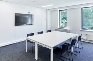 Kantoren en opslagruimte gelegen in een prachtige omkadering met een kunstmatige vijver. Goede gelegen t.o.v. de verschillende uitvalswegen.Kosten en...