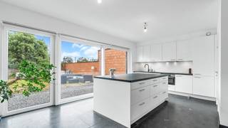 Exclusief wonen in het hart van Opgrimbie – ruimte, luxe en energiezuinigheid perfect gecombineerd<br /><br />In het charmante Opgrimbie, een geliefde deelgemeente van Maasmechelen, wacht deze prachtige woning aan de Weg naar Zutendaal 46A op haar nieuwe bewoners. Deze instapklare nieuwbouwwoning uit 2024 combineert ruimte, luxe en energiezuinigheid op een uitzonderlijke manier en vormt de ideale thuisbasis voor wie op zoek is naar modern wooncomfort op een toplocatie.<br /><br />Met een indrukwekkende bewoonbare oppervlakte van circa 200 m², vijf volwaardige slaapkamers, een volledig omheinde tuin en een uitstekende energieprestatie, biedt deze woning alles wat een modern gezin nodig heeft en meer.<br /><br />Vanaf het eerste ogenblik valt de hoogwaardige afwerking op. De woning werd volledig bekleed met elegante blauwe natuursteen, wat zorgt voor een tijdloze en luxueuze uitstraling. De lichtrijke leefruimte vormt samen met de open keuken het kloppend hart van de woning, waar gezelligheid en functionaliteit naadloos in elkaar overvloeien. Het ruime keukeneiland kijkt uit op de tuin en maakt koken tot een echte beleving. De keuken is uitgerust met kwalitatieve toestellen zoals een combi-oven met touchscreen, een inductiekookplaat met wifi, een Quooker-kraan en een geïntegreerde vaatwasser.<br /><br />De badkamer straalt pure luxe en verfijning uit. Deze werd stijlvol afgewerkt met een marmeren wand en beschikt over een exclusieve stenen badkuip, een royale inloopdouche en een dubbele wastafel. Een harmonieuze ruimte waar design en comfort samenkomen en waar dagelijks rust en welzijn centraal staan.<br /><br />Met vijf ruime slaapkamers is er meer dan voldoende plaats voor een groot gezin, een thuiskantoor of hobbyruimte. Daarnaast is er een praktische zolder aanwezig, bereikbaar via een vlizotrap, ideaal als extra bergruimte.<br /><br />Wat deze woning echt onderscheidt, zijn de uitzonderlijke energieprestaties. Met een EPC-label A+ geniet u van een zeer laag energieverbruik en bijgevolg van aanzienlijk lagere energiekosten. De woning is voorzien van een moderne warmtepomp, 15 zonnepanelen en vloerverwarming over de volledige oppervlakte. Dit zorgt voor een gelijkmatige en aangename warmte zonder radiatoren.<br /><br />Het systeem biedt bovendien extra comfort doordat de vloerverwarming ook kan koelen tijdens warme zomerdagen. Zo blijft het binnenklimaat het hele jaar door perfect in balans. De combinatie van warmtepomp, zonnepanelen en vloerverwarming met koeloptie staat garant voor maximaal comfort, een duurzaam karakter en bijzonder lage energiekosten.<br /><br />Voor veiligheid en gemoedsrust zijn er camera’s rond de woning geïnstalleerd. Verder is er een regenwaterput van 10.000 liter voorzien, wat zowel ecologisch als economisch interessant is. De bekabeling voor een laadpaal voor een elektrische wagen en een toekomstige elektrische toegangspoort is reeds aanwezig, waardoor de woning volledig futureproof is.<br /><br />De volledig omheinde tuin van 3 are 80 centiare biedt een veilige en aangename buitenruimte waar kinderen vrij kunnen spelen en waar u in alle privacy kunt genieten van zonnige dagen en gezellige avonden met familie en vrienden. Dit maakt de woning ideaal voor gezinnen die op zoek zijn naar ruimte, rust en veiligheid.<br /><br />De ligging is een grote troef. Opgrimbie staat bekend om zijn aangename dorpssfeer en uitstekende voorzieningen. Winkels, supermarkten, scholen, sportfaciliteiten en openbaar vervoer bevinden zich allemaal in de directe omgeving. Dankzij de vlotte verbinding met de autosnelweg zijn steden zoals Genk, Hasselt en Maastricht snel bereikbaar.<br /><br />Voor liefhebbers van gastronomie is er een ruim aanbod aan restaurants, brasserieën en culinaire adressen in de buurt. Of u nu zin hebt in een gezellige lunch, een uitgebreid diner of een gastronomische avond, de regio biedt voor elk moment een passende plek.<br />Shopliefhebbers komen hier volledig aan hun trekken. Op korte afstand ligt het bekende Maasmechelen Village, een internationale shoppingbestemming met meer dan honderd premium- en luxemerken, aangevuld met gezellige horeca en terrassen.<br /><br />De centrale ligging maakt de woning bovendien bijzonder interessant voor frequente reizigers. Internationale luchthavens zoals Brussels Airport, Cologne Bonn Airport en Düsseldorf Airport zijn vlot bereikbaar, wat zorgt voor uitstekende connecties met Europa en daarbuiten.<br />Deze recente nieuwbouwwoning geniet daarnaast nog drie jaar vrijstelling van kadastraal inkomen, wat een mooi financieel voordeel oplevert bovenop de lage energiekosten.<br /><br />Samengevat biedt deze woning een uitzonderlijke combinatie van ruimte, luxe, energiezuinigheid en een uitstekende ligging. Een doordacht ontworpen gezinswoning waar comfort, duurzaamheid en kwaliteit centraal staan. Een unieke kans voor wie op zoek is naar een stijlvolle, ruime en zorgeloze thuis in Opgrimbie.<br /><br />Neem gerust een kijkje in de 3D-tour en wandel alvast virtueel door de ruimte - wel zo makkelijk én leuk!<br />https://my.matterport.com/show/?m=iBYzgfWJZj6<br /><br />Wens jij deze parel te bezichtigen? Aarzel niet en neem contact met ons op, we staan voor je klaar!<br />Tel.: 0032 497 84 48 80<br />E-mail: info@caenenvastgoed.be<br /><br />Tot binnenkort!<br /><br /> 