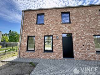 Deze stijlvolle en energiezuinige nieuwbouwwoning biedt alle comfort voor wie ruim en modern wil wonen.<br /><br />Op het gelijkvloers bevindt zich een ruime en lichtrijke woonkamer met een open keuken, volledig voorzien van alle benodigdheden en met een mooi zicht op de tuin.<br />Verder is er nog een praktische berging met aansluiting voor de wasmachine en een apart gastentoilet.<br /><br />Op de eerste verdieping zijn er drie mooie slaapkamers.<br />De badkamer is ruim en uitgerust met een douche, dubbele lavabo en ligbad. Daarnaast is er ook een apart toilet aanwezig.<br /><br />De perfect afgewerkte en ruime zolderverdieping biedt extra mogelijkheden en kan uitstekend dienst doen als derde slaapkamer, bureau of hobbyruimte.<br /><br />Ook op vlak van energiezuinigheid scoort deze woning uitstekend, wat zich vertaalt in een lagere energiefactuur en extra wooncomfort.<br /><br />De woning wordt nog volledig geschilderd en de tuin wordt nog aangelegd met gras, zodat alles instapklaar wordt opgeleverd.<br /><br />Een ideale woning voor wie op zoek is naar ruimte, comfort en energiezuinig wonen in het rustige Wiekevorst.
