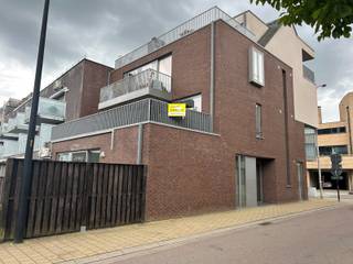 Dit rustig gelegen appartement in Geel centrum bevindt zich op de eerste verdieping en is bereikbaar via de lift. Bij het betreden van het...
