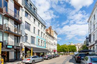 <p><strong>Unieke loft op 't Zuid met 2 terrassen</strong><br /><br />Op zoek naar een uniek appartement gelegen op een uitstekende locatie?<br />Dit prachtig appartement met 2 terrassen is gelegen in de Verschansingstraat op het hippe Zuid.<br /><br />Een ideale ligging vlakbij de gedempte zuiderdokken, het Museum voor Schone Kunsten en talrijke leuke restaurantjes en terrasjes.<br /><br />Wat onmiddelijk zal opvallen bij een bezoek aan dit prachtig appartement?<br />Dat zijn de ongelooflijke hoge plafonds in de leefruimte. <br />Hierdoor geniet u van ongelooflijk veel lichtinval in een unieke loftruimte.<br /><br />Vanuit de leefruimte hebt u toegang tot 2 ruime terrassen.<br />Heerlijk genieten!<br /><br />Het appartement is voorzien van een volledig ingerichte keuken<br /><br />In de inkomhal vinden we verder nog een handige berging met aansluitingen voor wasmachine en/of droogkast.<br />Verder in de nachthal nog een gastentoilet.<br /><br />Vooraan het appartement vinden we een ruime, charmante slaapkamer terug met ingemaakte kasten en een volledig uitgeruste badkamer.<br /><br />Een leuke eye-catcher in het appartement is ongetwijfeld de gashaard.<br /><br />Kelderberging inbegrepen in de prijs.<br /><br />Bent u ook benieuwd naar dit appartement?<br />Twijfel dan niet en contacteer LISTED: +32 3 283 51 51.</p>