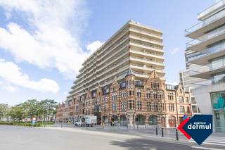 Ontdek dit ruime appartement op de eerste verdieping van de prestigieuze Residentie Marina Mercator, ideaal gelegen in het bruisende centrum van Oostende. Hier woont u op wandelafstand van winkels, restaurants, het station en de jachthaven, dit alles binnen handbereik. Dit instapklaar appartement beschikt over: 3 volwaardige slaapkamers, een bad- en douchekamer, perfect voor gezinnen of gasten. Een royale leefruimte met aansluitend een ingerichte keuken en een ruime berging. Daarnaast is er een gemeenschappelijke fietsenberging, een absolute troef in de stad. Of u nu op zoek bent naar een vaste woonst, tweede verblijf of investering, dit appartement combineert ruimte, comfort en topligging.