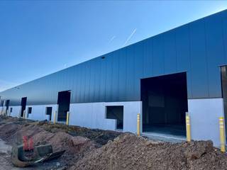 Nieuwbouw KMO-unit van 300 m² te huurDe casco KMO-unit heeft een vrije hoogte van +/- 6 m en is opgebouwd uit een staalconstructie in combinatie met...