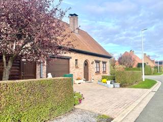 <strong>Menen - Ruime alleenstaande woning in rustige wijk te koop</strong><br /><br />In een rustige, aangename wijk bevindt zich deze alleenstaande woning. Dankzij de rustige ligging geniet je hier elke dag van privacy en een ontspannen woongevoel.<br /><br /><strong>Indeling:</strong><br />Inkom met apart toilet, ruime leefruimte, keuken, garage met berging en zonnige tuin<br /><u>1ste verdieping:</u> 3 slaapkamers, badkamer, bergruimte<br /><br /><strong>Troeven:</strong>
<ul><li>Zeer rustige ligging</li><li>3 slaapkamers</li><li>veel potentieel</li><li>Zonnige tuin</li></ul>
<br />Renovatieplicht