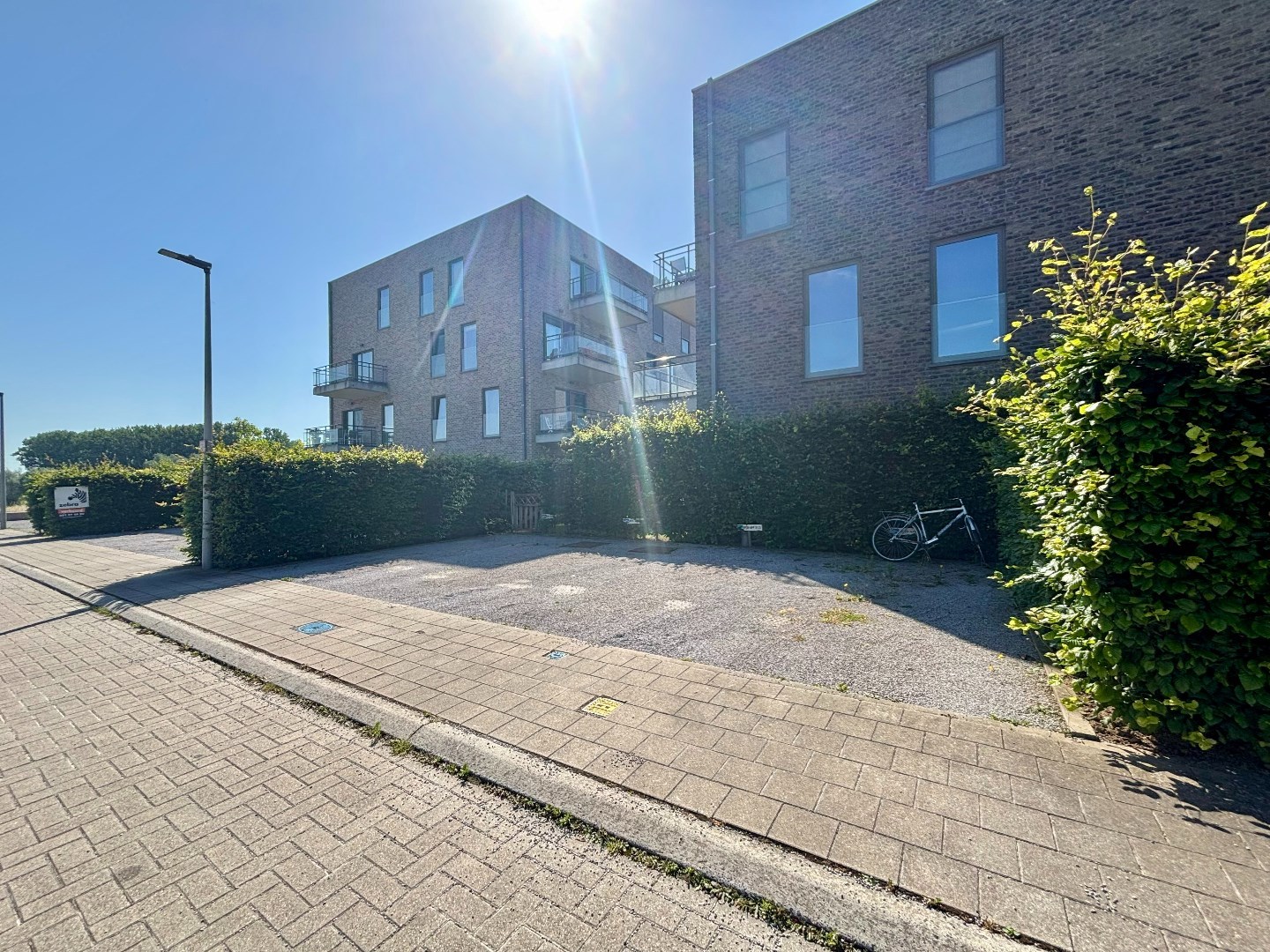 Deze staanplaats bevindt zich aan blok 21 in Hof Ter Melle in Heule.Mogelijkheid om een laadpaal te plaatsen.Staanplaats BP.30 (Plakkaat 21.21)