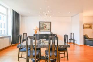 Gemeubeld appartement van 177 m² op de derde verdieping van een gebouw met lift.Het bestaat uit een ruime woonkamer met een salon en een eetkamer en...