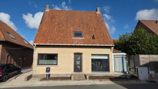 Ruime woning met 3 slaapkamers nabij centrum Waregem
Deze ruime woning in open bebouwing ligt in een rustige straat op ca. 2 km van het centrum van Waregem.
Op het gelijkvloers bevinden zich de leefruimtes en een polyvalente ruimte die naar wens kan worden ingericht als bureau, hobbyruimte of speelruimte. Daarnaast is er een droge kelder die extra bergruimte biedt.
Op de eerste verdieping bevinden zich drie slaapkamers, de badkamer en een aparte wasruimte.
De ruime zolder biedt bovendien potentieel voor de inrichting van bijkomende kamers.
Buiten beschikt de woning over een gezellige stadstuin.
De woning heeft EPC-label C, waardoor er geen renovatieverplichting van toepassing is.
Een woning met karakter, ruimte en mogelijkheden om ze naar eigen smaak te vernieuwen.
Troeven:
* ruime woning in open bebouwing
* 3 slaapkamers
* ruime zolder met potentieel voor bijkomende kamers
* polyvalente ruimte
* tuin
* droge kelder
* EPC C - geen renovatieverplichting
* rustige ligging op ca. 2 km van het centrum van Waregem
Bezoekdag op zaterdag 10 oktober 2026. Bezoeken op afspraak.
Neem gerust contact op om een tijdstip vast te leggen.
Rechtstreekse verkoop door eigenaar. Vastgoedmakelaars: gelieve geen contact op te nemen voor commerciële prospectie of bemiddelingsvoorstellen.