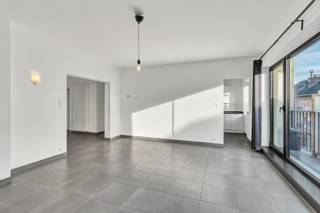 <p>Op een strategische locatie in <strong>Aalst</strong> vinden we dit instapklare appartement terug met een oppervlakte van <strong>103m²</strong>. Het appartement bevindt zich op <strong>wandelafstand</strong> van het centrum van Aalst. Het appartement betreden we via de inkomhal waar men de <strong>zeer lichtrijke en grote leefruimte</strong> terug vindt met aansluitend de <strong>geïnstalleerde keuken</strong>. De badkamer is voorzien van een <strong>ligbad met douche</strong> en een enkele lavabo. Verder vinden we <strong>twee zeer ruime slaapkamers</strong> terug die uitgeven op het <strong>gezellige terras</strong> achteraan het appartement. Het appartement beschikt ook over een <strong>gastentoilet </strong>en een berging. <strong>Geen syndicuskosten - EPC (B) - Dichtbij centrum Aalst</strong></p>