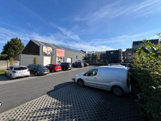 <strong>Opslagloods met kantoorfunctie</strong> op TOP - locatie te 1500 Halle. (in de buurt van ACTION, DREAMBABY, ...)<br />Dit pand is gesitueerd langsheen de Edingensesteenweg 22 te 1500 Halle. (actueel uitgebaat door VCDEVROEDE)<br />Gelegen achter showroom actueel uitgebaat door VCDEVROEDE.<br /><strong>Bebouwde oppervlakte: 575m2, bestaande uit: </strong><br />- Loods / magazijn: +/- 575 m2. Zadeldak. Goothoogte 500 cm, nokhoogte 930 cm.<br />- Kantoorfunctie op verdiep van +/- 180m2 bestaande uit:<br />Grote vergaderruimte - 34m2, 5 burelen (12, 13, 18, 11, 11 m2), centrale ruimte van 42 m2. Zone voor archief.<br />Zonnepanelen aanwezig op zadeldak opslagloods.<br /><strong>Vraagprijs: 685.000 € </strong>(verkoop onder registratierechten)<br /><br /><strong>Optioneel :</strong><br />- Mogelijkheid tot aankoop parking: links van de showroom is er een doorgang (550 cm breedte) naar achtergelegen geasfalteerde parking met 18 parkeerplaatsen. <br />(verkoopprijs te verkrijgen op aanvraag)<br /><br /><strong>Info: tel. Benoît Menschaert: 0476/76.40.47.</strong><br />info@investinrealestate.be