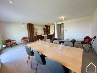 Deze volledig gerenoveerde woning in het hart van Zillebeke combineert hedendaags wooncomfort met een instapklaar karakter.<br /><br />ONTDEK DEZE WONING VIA DE VASTGOEDVIDEO; https://youtube.com/embed/1yZMwqEBmOo<br /><br />Indeling;<br /><br />Inkomhal (7,77m²) - gelijkvloerse badkamer met ruime inloopdouche en wastafel (8,5m²) - berging - apart toilet - garage (17,54m²) - open leefruimte en uitgeruste keuken met vaatwasser, spoelbak, oven, frigo, ingebouwde dampkap, kookplaat (41,1m²) - terras (23,4m²) - tuin (90m²) <br /><br />1ste verdieping;<br /><br />Nachthal (5,6m²) - apart toilet - 3 slaapkamers (11,55m² - 10,56m² - 7,1m²)<br /><br />2de verdieping;<br /><br />Zolder (11m²)<br /><br />Extra; vloerverwarming op een warmtepomp, zonnepanelen, conforme elektriciteit, EPC A,