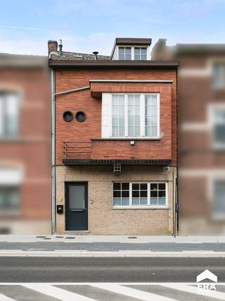Instapklare woning met 4 slaapkamers in TongerenOp een steenworp van het centrum van Tongeren vinden we deze gerenoveerde woning terug.In de directe...