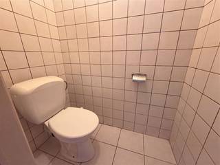 <p><span>Gezellig 2-slpk appartement met terrasje in het centrum van Maaseik met autostaanplaats en aparte berging.</span></p><p><span> </span></p><p><span>ALGEMEEN:</span></p><p><span>-Gelegen op de tweede verdieping.</span></p><p><span>- Lift aanwezig.</span></p><p><span>-Voorzien van tegelvloer en vinyl-laminaat op slpks.</span></p><p><span>-Verwarming: elektriciteit.</span></p><p><span>-Ramen met dubbele beglazing.</span></p><p><span>-Parlofoon aanwezig.</span></p><p><span> </span></p><p><span> </span></p><p><span>INDELING:</span></p><p><span>- Inkomhal.</span></p><p><span>- Apart toilet.</span></p><p><span>- Woonkamer met open keuken (voorzien van keramische kookplaat, oven,dampkap en koelkast).</span></p><p><span>- Betegelde badkamer met wastafel, ligbad en aansluiting voor wasmachine.</span></p><p><span>- Slaapkamer 1 met vinyl parketlook.</span></p><p><span>- Slaapkamer 2 met vinyl parketlook.</span></p><p><span>- Overdekte autostaanplaats aan achterzijde gebouw.</span></p><p><span>- Aparte kelderberging.</span></p><p><span> </span></p><p><span>Vrij per 01/09/2026.</span></p><p><span> </span></p><p><span> </span></p><p><span> </span></p><p><span> </span></p><p><span> </span></p>
