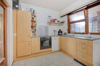 Ben je op zoek naar een interessante investering, ruime woning/tweewoonst of kangoeroewoning?<br />Deze te renoveren opbrengsteigendom is gelegen in het centrum van Zwijndrecht, zeker het ontdekken waard.<br /><br />Het gelijkvloers appartement beschikt over een leefruimte, een keuken, een slaapkamer, een apart toilet en een praktische berging.<br />Ideaal als zelfstandige woonunit of verhuurpand.<br /><br />Via een aparte ingang bereik je het duplexappartement. Op de eerste verdieping vind je een nachthal, een apart toilet en een afzonderlijke wasplaats.<br />De lichtrijke leefruimte bevindt zich aan de voorzijde van de woning en sluit aan op de keuken. Vanuit de keuken heb je toegang tot de veranda, die via een trap uitgeeft op de tuin en oprit.<br />EPC: label C: 262kWh / (m² jaar)<br /><br />Op de tweede verdieping bevinden zich drie slaapkamers en een badkamer, uitgerust met ligbad, lavabo en toilet.<br />Daarnaast is er nog een zolder, bereikbaar via een uittrekluik, die extra bergruimte biedt.<br />EPC: label D: 341kWh / (m² jaar)<br /><br />Verder is er nog een grote tuinberging/garage en tuin.<br />Momenteel zijn beide appartementen verhuurd.<br /><br /><strong>Extra troeven:</strong>
<ul>
<li>Tweewoonst met aparte toegang</li>
<li>Centrale ligging in het hart van Zwijndrecht</li>
<li>Tuin en oprit aanwezig</li>
<li>Vooraan vernieuwde ramen</li>
<li>Centrale verwarming op gas</li>
</ul>
Interessant als opbrengsteigendom of kangoeroewonen<br />Een veelzijdige eigendom op een gegeerde locatie, vlakbij winkels, scholen en openbaar vervoer.<br />Ben je ook van plan jouw eigendom te verkopen? Maak een afspraak voor een gratis schatting, wij maken er samen een succesverhaal van.<br />