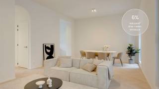 <p><strong>Prachtig nieuwbouwappartement op het Zuid</strong></p><p><strong></strong></p><p><strong> </strong></p><p>Droom jij van een topappartement op het bruisende Zuid? De buurt die altijd leeft? Ontdek samen met ons residentie Antoine, gelegen in de Scheldestraat tussen de Marnixplaats en het Zuidpark. Hier woon je op wandelafstand van het Museum voor Schone Kunsten, de Scheldekaaien en met de beste koffiebars en terrasjes gewoon om de hoek. In een mum van tijd op de ring van Antwerpen of in het centrum van de Stad.</p><p></p><p> </p><ul><li><p><span><span>·</span><span> </span></span>De toplocatie en hipste buurt in Antwerpen</p></li><li><p><span><span>·</span><span> </span></span>Mogelijkheid tot aankoop aan 6% BTW</p></li><li><p><span><span>·</span><span> </span></span>Gezellig overdekt terras</p></li><li><p><span><span>·</span><span> </span></span><span> </span>Lift en ondergrondse fietsenberging aanwezig</p></li><li><p><span><span>·</span><span> </span></span>Bijna energie neutraal (warmtepomp, zonnepanelen, vloerverwarming, … )</p><p> </p></li></ul><p>Het appartement is gelegen op de tweede verdieping van een kleinschalig nieuwbouw gebouw. Via de lift of trap kom je op de verdieping.</p><p> </p><p>De hoge plafonds, mooie visgraatparket en een hoogwaardige afwerking vallen meteen op. Hier wil je wonen, hier wil je niet meer buiten. Er is een grote leefruimte met toegang naar het terras via het schuifraam. De keuken is verbonden met het eetgedeelte van de leefruimte. Verder een masterberoom en gastenkamer met een gedeelde badkamer met grote inloopdouche. Er is nog een aparte berging met alle technieken en aansluiting voor wastoestel en droogkast.</p><p> </p><p></p><p> </p><p>Je spullen fietsen berg je op in de kelderberging en fietsenberging.</p><p></p><p> </p><p>Het project bestaat uit 5 ruime en lichte appartementen met 2 slaapkamers en</p><p>terrassen.</p><p></p><p> </p><p>Plan je bezoek via www.sinjoor.be of bel ons voor meer informatie 03 283 05 00.</p>