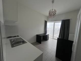 Gemeubelde studio die beschikt over een eigen keuken, badkamer en een ruim L-vormig balkon met een prachtige uitzicht. <strong>Enkel bestemd voor studenten, geen domicilie mogelijk.</strong> Instapklaar en rustig gelegen, met alle comfort inbegrepen.<br /><br />
<p><strong>Huurprijs</strong><br />600 euro/maand</p>
<p><strong>Maandelijkse provisie</strong><br />100 euro/maand, inclusief verwarming, elektriciteit, internet en onderhoud van de gemeenschappelijke delen. Waterverbruik is niet inbegrepen.<br /><br /><strong>Optioneel: </strong><br />115 euro/maand voor parkeerplaats</p>