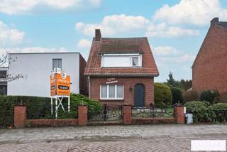 Are you looking for a property that you can decorate entirely to your own taste, in an excellent location? Then this property in need of renovation in Oud-Turnhout is definitely worth a visit.<br /><br />The property is located close to the bustling centre, with shops, schools and public transport within walking distance, while still enjoying the tranquillity of a pleasant residential area.<br /><br />The entrance hall leads into the spacious living room. Adjacent to this is the kitchen, which you can decorate entirely to your own taste and style. The bathroom has a sitting bath with bathroom furniture. The house also has a separate toilet and a spacious storage room.<br /><br />There are three bedrooms on the upper floor. In addition, there is an attic floor, which offers extra possibilities for storage or further furnishing.<br /><br />An additional advantage is that the plot to the right of the property is also for sale. This building plot has a total area of 301 m², which offers additional possibilities for expansion, a new construction project or investment (subject to the applicable regulations).<br /><br />This property is ideal for those looking for a renovation project with great potential, possibly in combination with an interesting building plot, in a prime location in Oud-Turnhout.