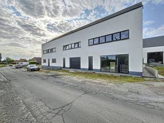 Te midden van het golvende landschap van het Pajottenland bevindt zich deze stijlvolle nieuwbouwwoning in Gooik, deelgemeente van...