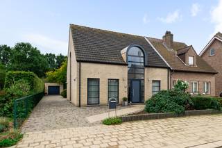 Deze moderne halfopen bebouwing is erg goed gelegen, vlakbij het centrum van polderdorpje Berendrecht. Winkels, scholen, openbaar vervoer en ook de A12 zijn allemaal vlot bereikbaar. U komt de woning binnen via de centrale inkomhal, die beschikt over een imposante raampartij welke helemaal doorloopt tot op de eerste verdieping. Een handige ingemaakte vestiairekast werd voorzien. De grote leefruimte, die in open verbinding staat met de comfortabel ingerichte keuken, geniet opnieuw van gigantisch veel lichtinval dankzij grote raampartijen. Het schuifraam geeft tevens rechtstreeks toegang tot het gezellige terras en de tuin. Verder beschikt het gelijkvloers nog over een 1e slaapkamer, welke momenteel werd ingericht als bureau, een gastentoilet, een wasplaats/achterinkom en een bergruimte. De marmeren trap leidt vanuit de inkomhal naar de nachthal op de 1e verdieping. Hier vindt u de badkamer met ligbad, toilet en wastafel met meubel en een erg ruime master-bedroom met aangrenzende dressing. Daarnaast zijn er nog 2 praktische bergruimtes, waarvan één, mits het plaatsen van een Velux-dakvenster, perfect kan worden ingericht als extra slaapkamer. Uw wagen kan u kwijt in de losstaande garage met automatische poort, maar ook op de oprit naast de woning is er ruimte om extra wagens op eigen terrein te parkeren. Het perceel heeft een totale oppervlakte van 968m². De grote, erg netjes onderhouden tuin is dankzij een zuidelijke oriëntatie een zonovergoten plekje waar u heerlijk van de buitenlucht kan genieten. U vindt er een aangelegd terras en 2 praktische tuinbergingen.