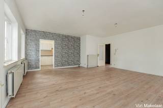 <p>Dit energiezuinig appartement is gelegen op de eerste verdieping en geniet van een rustige ligging op korte afstand van het centrum en De Schelde. Deze woonst bevat maar liefst 116m² bewoonbare ruimte met grote slaapkamers en leefruimte. Als u zoekt naar een ruim en royaal appartement, dan is dit zeker iets voor u.</p>
<p><u>Indeling</u><br />Inkomhal (7m²). Drie royale slaapkamers (13-13-9,5m²) waarvan 1 met terras. Badkamer met ligbad en toilet (5m²). Apart gastentoilet. Ruime woonkamer met veel lichtinval en zicht op de groene omgeving (36m²). Geïnstalleerde keuken (9m²) met aansluitend een berging. Garage biedt enorm veel plaats voor zowel de wagen, fietsen als ander berggerief.</p>
<p><u>Extra</u><br />Centrale verwarming op aardgas. Dubbele beglazing. Voldoende parkeerplaats. Geen lift waardoor de syndic kosten heel laag liggen. En vooral energiezuinig met het label B. Wenst u als extra optie een garage bij te kopen? Dan is dit mogelijk. De prijs voor een ruime afgesloten garage bedraagt 15 000€.</p>
