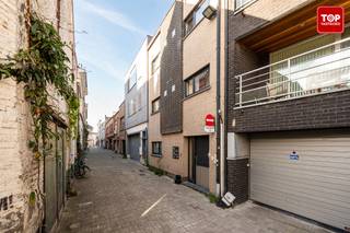 Dit duplexappartement ligt op een toplocatie, vlak bij het historische centrum van Gent. Op slechts acht minuten wandelen bereik je de Korenmarkt,...