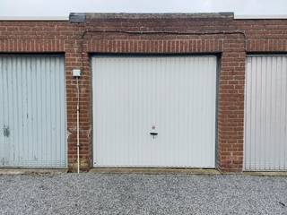 res. "Montpellier". <br />Garage met een recente kantelpoort.<br />Ideaal voor uw wagen, fietsen,.... Ook geschikt als opslagruimte.<br /><br />www.desmetpoupeyebrugge.be<br /><br />Voor meer info of een bezoek, contacteer ons 050 47 00 00 of kom langs op ons kantoor te Hoefijzerlaan 1 ('t Zand) Brugge.<br /><br />Garage nr. 3<br /><br />- breedte : 2m40 (doorrit : 2m20)<br />- diepte : 5m70 <br />- hoogte inrijpoort : 1m93<br /><br />* recente kantelpoort <br />* muren : geschilderd <br /><br />* geen elektriciteit aanwezig