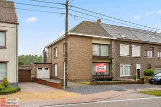 Welkom in de Ernest Claesstraat 102A te Scherpenheuvel-Zichem!<br />Deze statige halfopen bebouwing is ideaal gelegen voor wie houdt van een omgeving met een uitstekende bereikbaarheid in een landelijk gebied. De woning beschikt over een royale bruikbare vloeroppervlakte van maar liefst 252 m² en is gelegen op een mooi perceel met een diepe, groene tuin. Aan de achterzijde geniet je van een prachtig en rustgevend uitzicht op de omliggende natuur, terwijl de oprit en de garage zorgen voor voldoende parkeergelegenheid en comfort.<br /><br />Het pand is structureel stevig gebouwd en er werd gewerkt met hoogwaardige materialen, denk bijvoorbeeld aan het prachtige glaspartij in de woonkamer. Maar uiteraard zijn bepaalde kamers aan modernisatie toe.<br />Op het vlak van energiezuinigheid scoort deze woning alvast erg goed met een gunstig energielabel C, wat beduidend beter is dan het regionale gemiddelde voor soortgelijke halfopen bebouwingen.<br />Een grote troef is dat er door dit C-label géén wettelijke renovatieverplichting geldt voor de energieprestatie. De centrale verwarming is bovendien al uitgerust met een efficiënte condenserende gasketel uit 2016. <br /><br />***asbestattest in aanvraag***<br /><br /><u><strong>INDELING:</strong></u><br /><strong>Gelijkvloers:</strong> Inkomhal, woonkamer, keuken, wasplaats, toilet, garage<br /><strong>1ste verdieping:</strong> Nachthal, drie slaapkamers, badkamer, toilet<br /><strong>Zolder:</strong> Zolderruimte<br /><strong>Tuin:</strong> Tuin, oprit<br /><strong>Kelder:</strong> ja<br /><br />Ervaar zelf de vele voordelen van deze woning tijdens een persoonlijke rondleiding.<br />Maak vandaag nog je afspraak.<br />Mail naar info@immopersyn.be of bel 013 444 008.