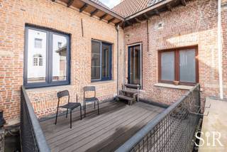 Bent u op zoek naar een ruime, instapklare triplex in het centrum van Mechelen en zonder die zware gemeenschappelijke lasten? Dan is deze lichtrijke triplexwoning met 4 slaapkamers gelegen in het rustige en historische Groot Begijnhof van Mechelen ideaal. Dankzij de indeling en de extra ruimtes op het gelijkvloers kunt u hier bovendien comfortabel wonen én een professionele werkplek creëren zonder in te boeten aan privacy of leefruimte. Een hobbyruimte, thuiskantoor, praktijkruimte, atelier, of een aparte ruimte voor uw zelfstandige activiteit,... deze woning biedt tal van mogelijkheden. Ook qua ligging is deze woning een uitstekende uitvalsbasis. De Grote Markt bevindt zich op minder dan 5 minuten wandelen, terwijl winkels, supermarkten, scholen, en belangrijke invalswegen vlot bereikbaar zijn.<br /><br />Indeling: Inkomhal met apart toilet, praktische berging met ingeboude kasten en aansluiten wasmachine en droogkast. Twee ruime kamers, waarvan 1 met technische berging. Toegang tot een droge kelder. <br />De eerste verdieping vormt het hart van deze unieke begijnhofwoning en baadt in het licht. De volledig ingerichte keuken is voorzien van onder andere een ingebouwde oven en vaatwasser en geeft rechtstreeks toegang tot het terras. Het terras biedt een aangename plek om na een werkdag tot rust te komen of gezellig te genieten met familie en vrienden.<br />Op de tweede verdieping bevinden zich twee ruime slaapkamers en een badkamer met toilet, lavabomeubel en ligbad. Daarnaast beschikt de woning over een zolder en kelder, waardoor er nog heel wat extra mogelijkheden zijn voor opslag, hobby's of rote gezinnen.<br />De woning is bovendien uitgerust met zonnepanelen, wat een mooie extra troef is op het vlak van energieverbruik.<br /><br />Unieke, instapklare woning met een gevelbreedte van bijna 9m in de historische binnenstad van Mechelen. Bijzonder interessante opportuniteit voor zelfstandigen, vrije beroepen, of thuiswerkers die op zoek zijn naar een combinatie van een comfortabele woning en een praktische werkplek of voor mensen die houden van veel ruimte. Zonnepanelen, domotica en alle comfort aanwezig.<br /><br />Intresse? Contacteert ons via mail (info@immosir.be) of telefonisch (015/65.50.05) om een afspraak in te plannen!