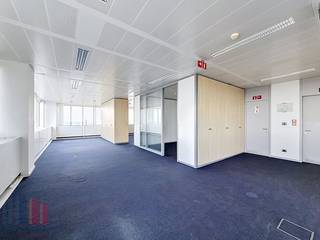 Hoogwaardige kantoorruimte van <strong>401m²</strong> te huur in een toekomstgericht kantoorgebouw in Brussel.<br /><br />Gelegen op een absolute toplocatie, geniet deze site van een uitzonderlijke zichtbaarheid en een uitstekende bereikbaarheid via belangrijke verkeersassen. Dankzij de nabijheid van het openbaar vervoer zijn de stations Brussels-Luxembourg (10 min), Brussels-Central (15 min), Brussels-Midi (20 min) en Brussels-North (25 min) vlot bereikbaar.<br /><br />Dit kantoor combineert comfort, veiligheid en efficiëntie dankzij <strong>LED-verlichting</strong>, dubbele beglazing, toegangscontrole en een alarmsysteem, aangevuld met moderne vergaderfaciliteiten, lockers, douches, een stijlvolle vernieuwde lobbyreceptie en 9 liften. Bovendien beschikt het gebouw over een <strong>BREEAM In-Use Excellent-certificering</strong>, wat de focus op duurzaamheid, technologie en gebruikscomfort onderstreept.<br /><br />Gebruikers genieten bovendien van een uitgebreid aanbod aan faciliteiten, waaronder een fitnessruimte, de stijlvolle wine bar lounge L'Étiquette, Restaurant BON en een moderne coffee & food zone.<br />Met in totaal<strong> 279 parkeerplaatsen</strong>, waarvan <strong>34 met laadpunten</strong>, en meer dan <strong>150 fietsparkeerplaatsen</strong>, is een optimale bereikbaarheid gegarandeerd.<br /><br />Contacteer<strong> PANORAMA B2B</strong> voor meer informatie of een vrijblijvend plaatsbezoek via <strong>0477 09 00 09</strong>.