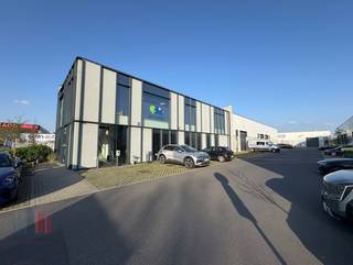Hoogwaardig kantoor te koop op een strategische ligging te Nazareth. Deze kantoorruimte profiteert van een <strong>commerciële ligging</strong> op slechts drie minuten van de <strong>E17</strong> (op- afrit 7 Deinze), wat zorgt voor een uitstekende bereikbaarheid richting Gent & Kortrijk.<br /><br />Het kantoor op het gelijkvloers heeft een oppervlakte van 486 m² en is <strong>praktisch ingedeeld</strong> met aparte bureauruimtes. Het gebouw beschikt verder over vier vergaderzalen, twee kichenettes en sanitair. Dit instapklaar kantoor bevindt zich aan de kop van het project en is voorzien van <strong>grote glaspartijen</strong> waardoor men geniet van veel lichtinval en visibiliteit. Tevens zijn er ruime <strong>parkeermogelijkheden </strong>op het terrein, waarvan 10 plaatsen inbegrepen zijn met laadpalen.<br /><br />Contacteer <strong>PANORAMA B2B GENT KANTOREN</strong> voor meer informatie, plannen of een vrijblijvend plaatsbezoek via <strong>0477 44 39 30</strong>.