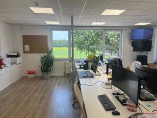 Bedrijfsgebouw bestaande uit magazijnruimte van +/- 790m² met kantoren verdeeld over 3 verdieping van in totaal 869m² te Aartselaar.- Magazijnruimte...